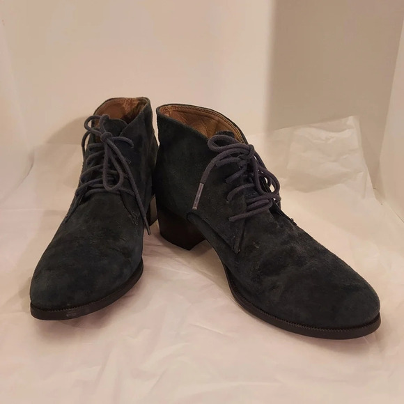 White Mountain Shoes - White Mountain "Seneca" Leather/Suede Navy Blue Bootie in Size 8.5 M